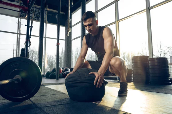 De mannelijke atleet die hard traint in de sportschool. Fitness en gezond leven concept. — Stockfoto