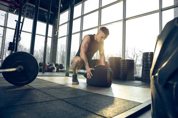 A férfi atléta keményen edz az edzőteremben. Fitness és az egészséges élet koncepciója. — Stock Fotó