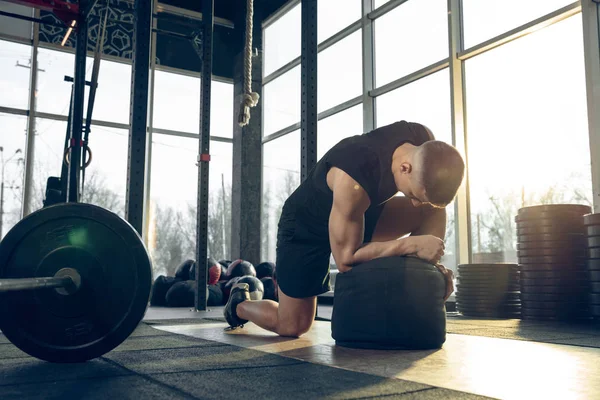 A férfi atléta keményen edz az edzőteremben. Fitness és az egészséges élet koncepciója. — Stock Fotó