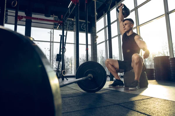 A férfi atléta keményen edz az edzőteremben. Fitness és az egészséges élet koncepciója. — Stock Fotó