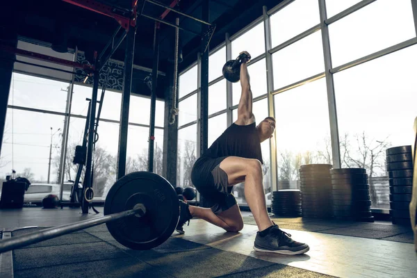 A férfi atléta keményen edz az edzőteremben. Fitness és az egészséges élet koncepciója. — Stock Fotó