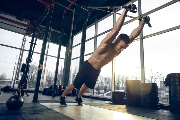 O atleta masculino treinando duro no ginásio. Fitness e conceito de vida saudável . — Fotografia de Stock