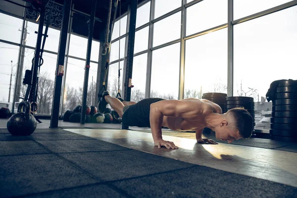 Erkek sporcu spor salonunda sıkı antrenman yapıyor. Fitness ve sağlıklı yaşam konsepti. — Stok fotoğraf