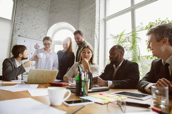 Grupo de jóvenes profesionales de la empresa que tienen una reunión, oficina creativa —  Fotos de Stock