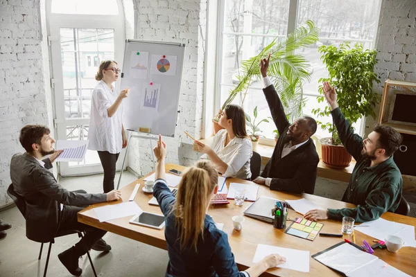 Grupo de jóvenes profesionales de la empresa que tienen una reunión, oficina creativa — Foto de Stock