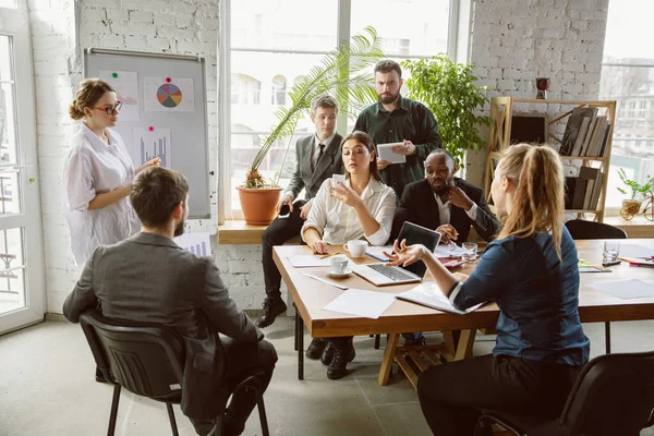 Grupo de jóvenes profesionales de la empresa que tienen una reunión, oficina creativa — Foto de Stock