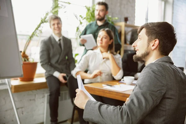 Grupo de jóvenes profesionales de la empresa que tienen una reunión, oficina creativa — Foto de Stock