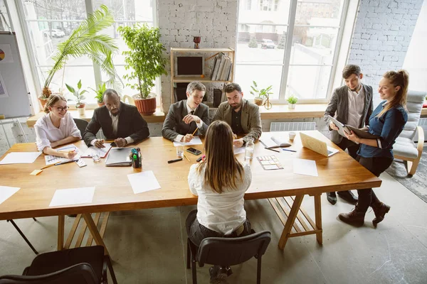 Grupo de jóvenes profesionales de la empresa que tienen una reunión, oficina creativa —  Fotos de Stock