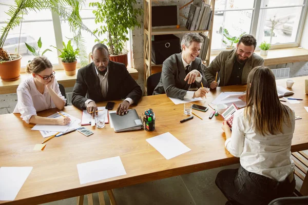 Group of young business professionals having a meeting, creative office — Stock Photo, Image