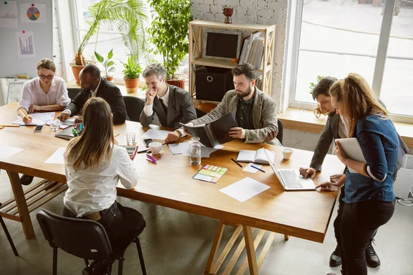 Grupp av unga företagare som har ett möte, kreativt kontor — Stockfoto