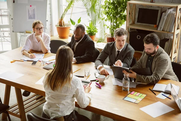 Gruppo di giovani professionisti aziendali che hanno un incontro, ufficio creativo — Foto Stock