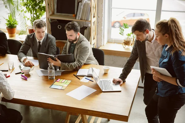 Grupo de jóvenes profesionales de la empresa que tienen una reunión, oficina creativa — Foto de Stock