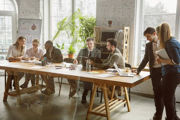 Grupo de jóvenes profesionales de la empresa que tienen una reunión, oficina creativa — Foto de Stock