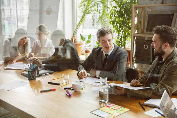 Gruppo di giovani professionisti aziendali che hanno un incontro, ufficio creativo — Foto Stock