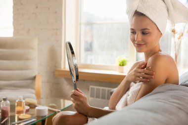 Güzellik Günü. Kadın evde günlük cilt bakımını yapıyor.