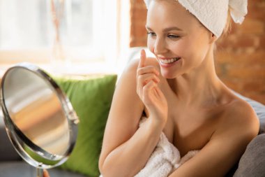 Güzellik Günü. Kadın evde günlük cilt bakımını yapıyor.