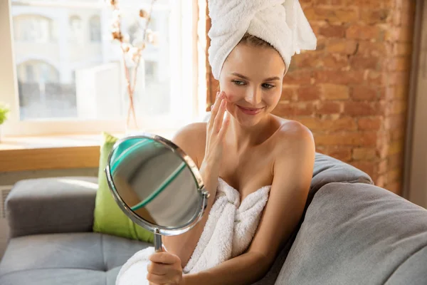 Dia da Beleza. Mulher fazendo sua rotina diária de cuidados com a pele em casa — Fotografia de Stock