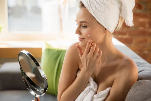 Beauty Day. Woman doing her daily skincare routine at home — Stock Photo, Image