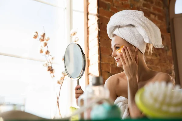 Día de la belleza. Mujer haciendo su rutina diaria de cuidado de la piel en casa —  Fotos de Stock