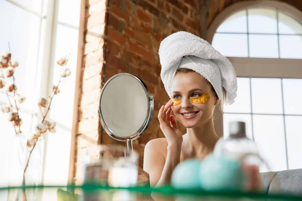 Día de la belleza. Mujer haciendo su rutina diaria de cuidado de la piel en casa —  Fotos de Stock
