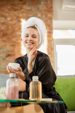 Güzellik Günü. Kadın evde günlük cilt bakımını yapıyor.