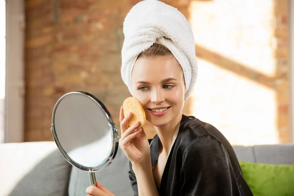 Día de la belleza. Mujer haciendo su rutina diaria de cuidado de la piel en casa —  Fotos de Stock