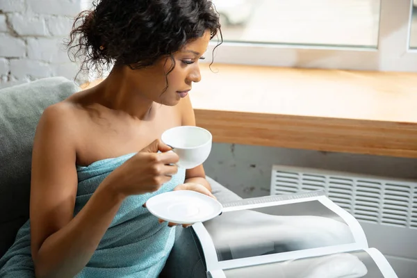 Skönhetsdagen. Kvinnan gör sin dagliga hudvårdsrutin hemma — Stockfoto