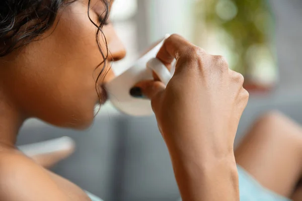 Hari Kecantikan. Wanita melakukan rutinitas perawatan kulit sehari-hari di rumah — Stok Foto