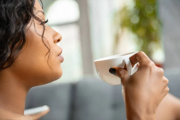 Skönhetsdagen. Kvinnan gör sin dagliga hudvårdsrutin hemma — Stockfoto