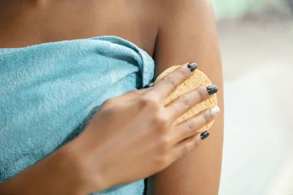 Schoonheidsdag. Vrouw doet haar dagelijkse huidverzorging routine thuis — Stockfoto