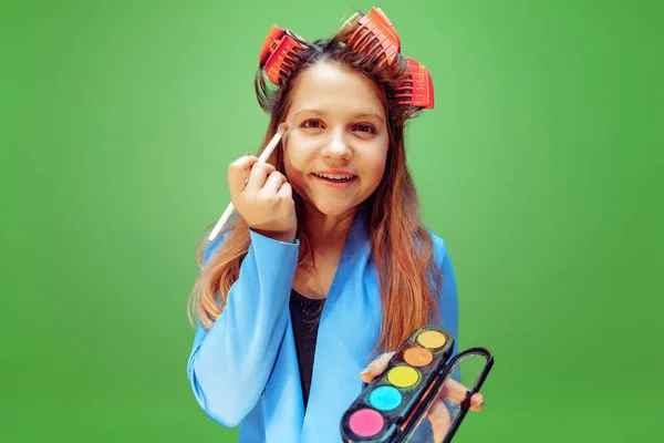 Menina sonhando com futura profissão de maquilhagem e penteado artista — Fotografia de Stock