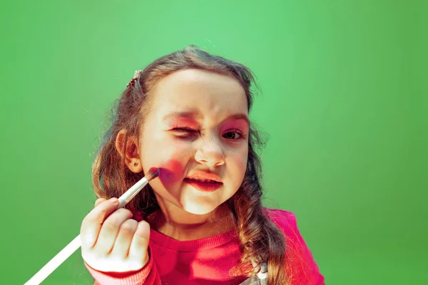 Kleines Mädchen träumt von zukünftigem Beruf als Visagistin und Friseurin — Stockfoto