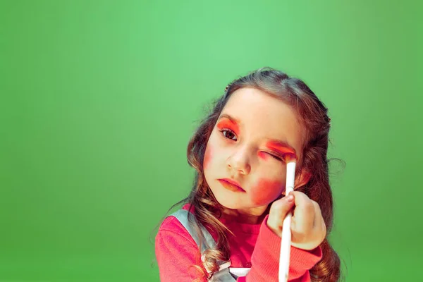 Menina sonhando com futura profissão de maquilhagem e penteado artista — Fotografia de Stock