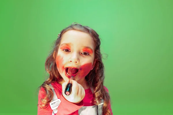 Menina sonhando com futura profissão de maquilhagem e penteado artista — Fotografia de Stock