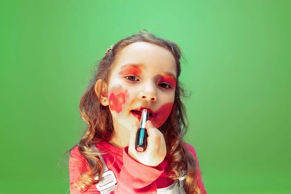 Menina sonhando com futura profissão de maquilhagem e penteado artista — Fotografia de Stock