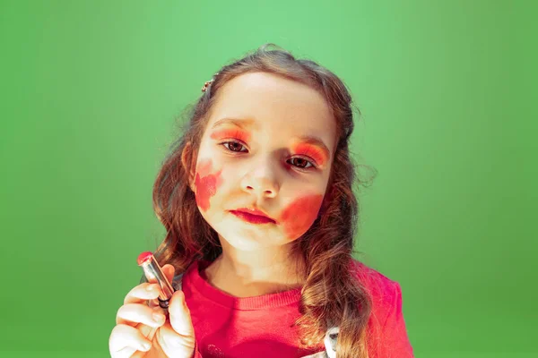 Menina sonhando com futura profissão de maquilhagem e penteado artista — Fotografia de Stock