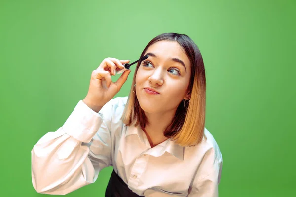 Niña soñando con la futura profesión de artista de maquillaje y peinado — Foto de Stock