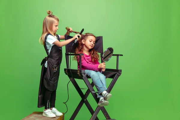 Menina sonhando com futura profissão de visagem e penteado artista — Fotografia de Stock