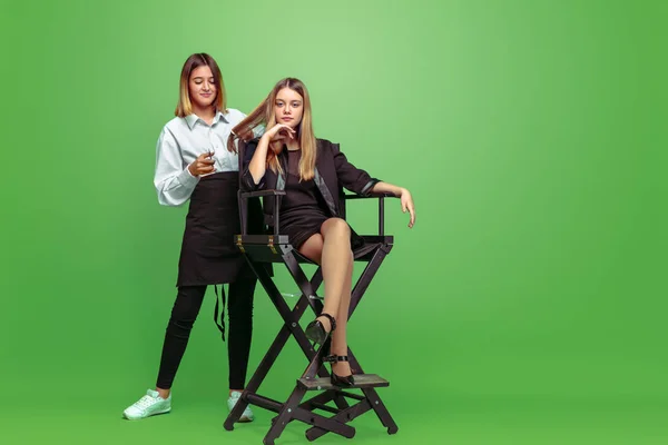 Menina sonhando com futura profissão de visagem e penteado artista — Fotografia de Stock