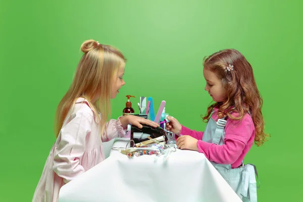 Pequena menina sonhando com futura profissão de unhas artista de manicure — Fotografia de Stock