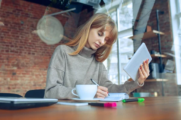 Hermosa señora de negocios caucásica trabajando en la oficina con el ordenador portátil — Foto de Stock