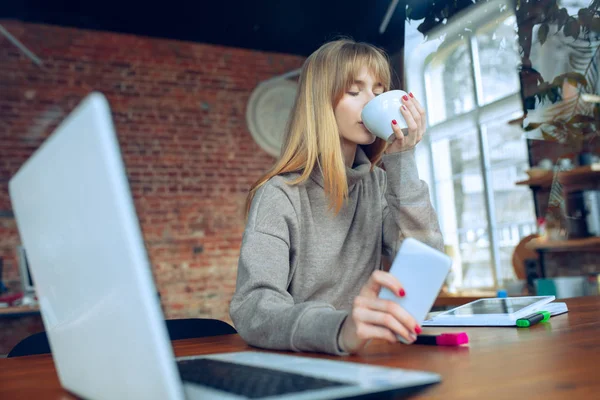 Красивая кавказская деловая леди работает в офисе с ноутбуком — стоковое фото