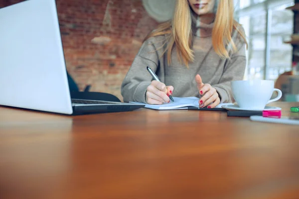 Красива білоруська бізнес-леді працює в офісі з ноутбуком — стокове фото