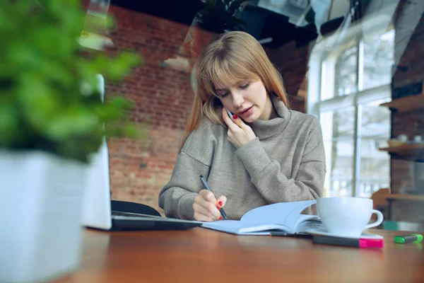 Beautiful caucasian business lady working in office with laptop — 스톡 사진