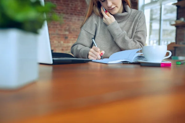 Krásná kavkazská obchodní dáma pracující v kanceláři s notebookem — Stock fotografie