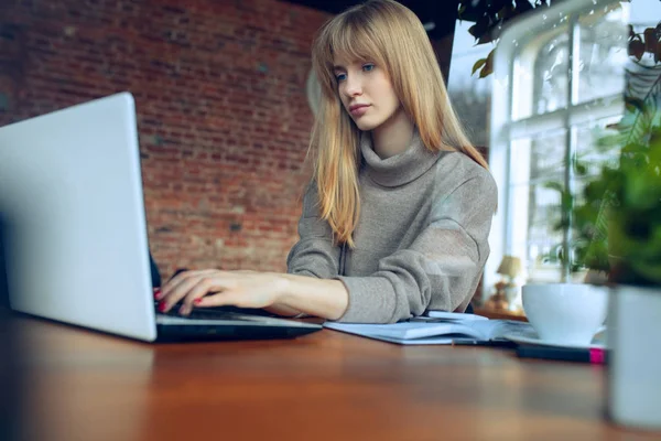 Beautiful caucasian business lady working in office with laptop — 스톡 사진