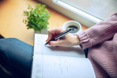 Güzel beyaz iş kadını ofiste çalışıyor, açık alanda.