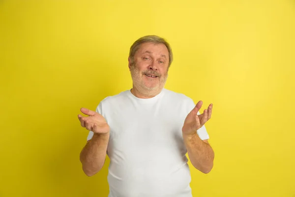 Caucasian senior mans portrait isolated on yellow studio background — Stock Photo, Image