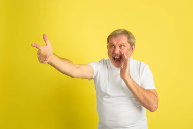 Beyaz adam portresi sarı stüdyo arka planında izole edilmiş.