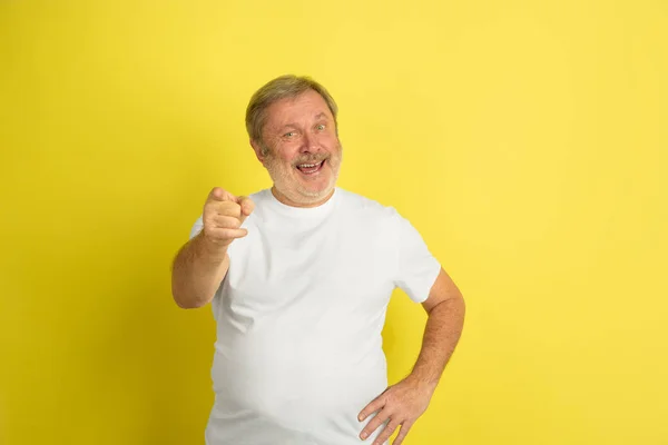 Blanc senior mans portrait isolé sur fond jaune studio — Photo